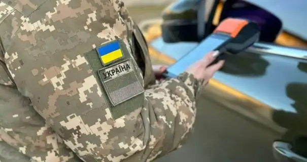 На Львівщині киянин прикинувся жінкою, аби виїхати за кордон