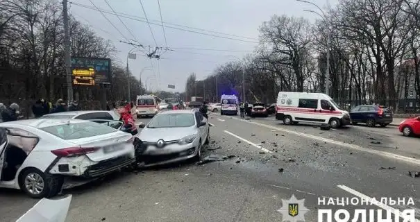 В Киеве Mercedes выехал на встречку и врезался в три авто: трое пострадавших