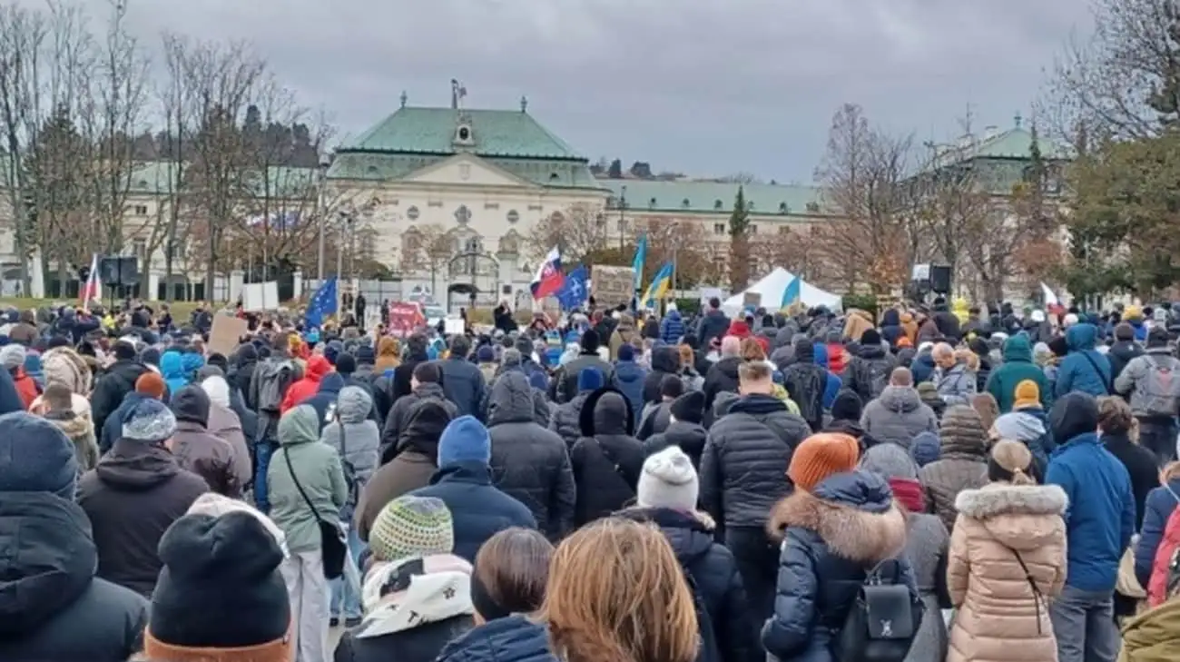 В Братиславе вышли на протест "Хватит России" из-за визита Фицо к Путину