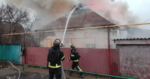 У Покровську рятувальники ліквідовують пожежі під ворожими обстрілами