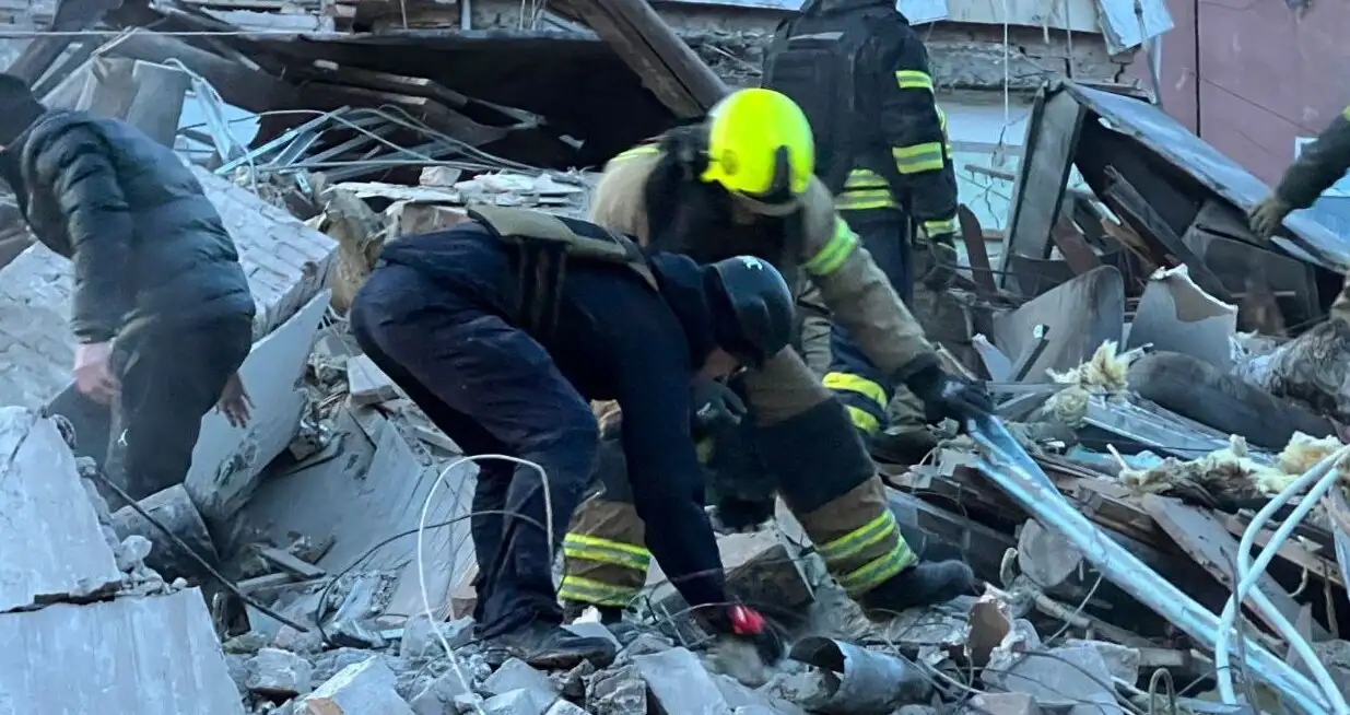 Russian missile strike on Kryvyi Rih — woman being searched for under the rubble of a house