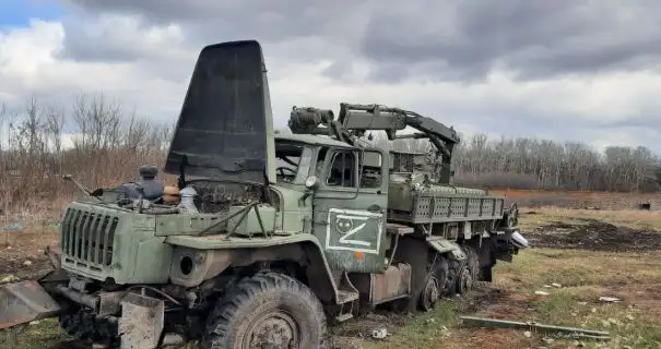 На Харківщині пенсіонер взяв з розбитої техніки росіян порох, щоб топити піч