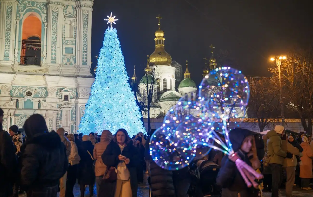 Новый год 2025. Как выглядят главные елки в разных городах Украины (фото)