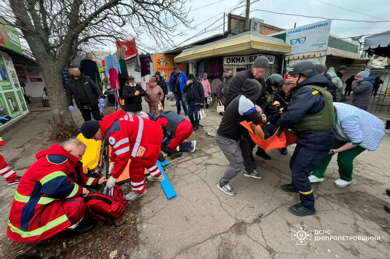 Россияне дроном ударили по рынку в Никополе, много раненых (фото)