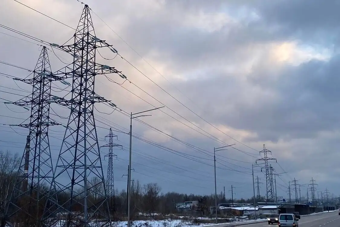 У двох областях України запровадили аварійні відключення світла