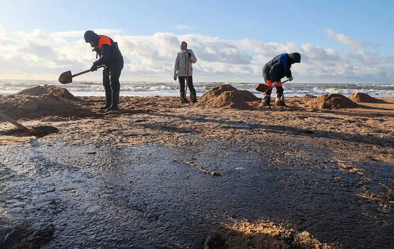 Через витік мазуту з танкерів в Чорне море росіяни оголосять надзвичайний стан