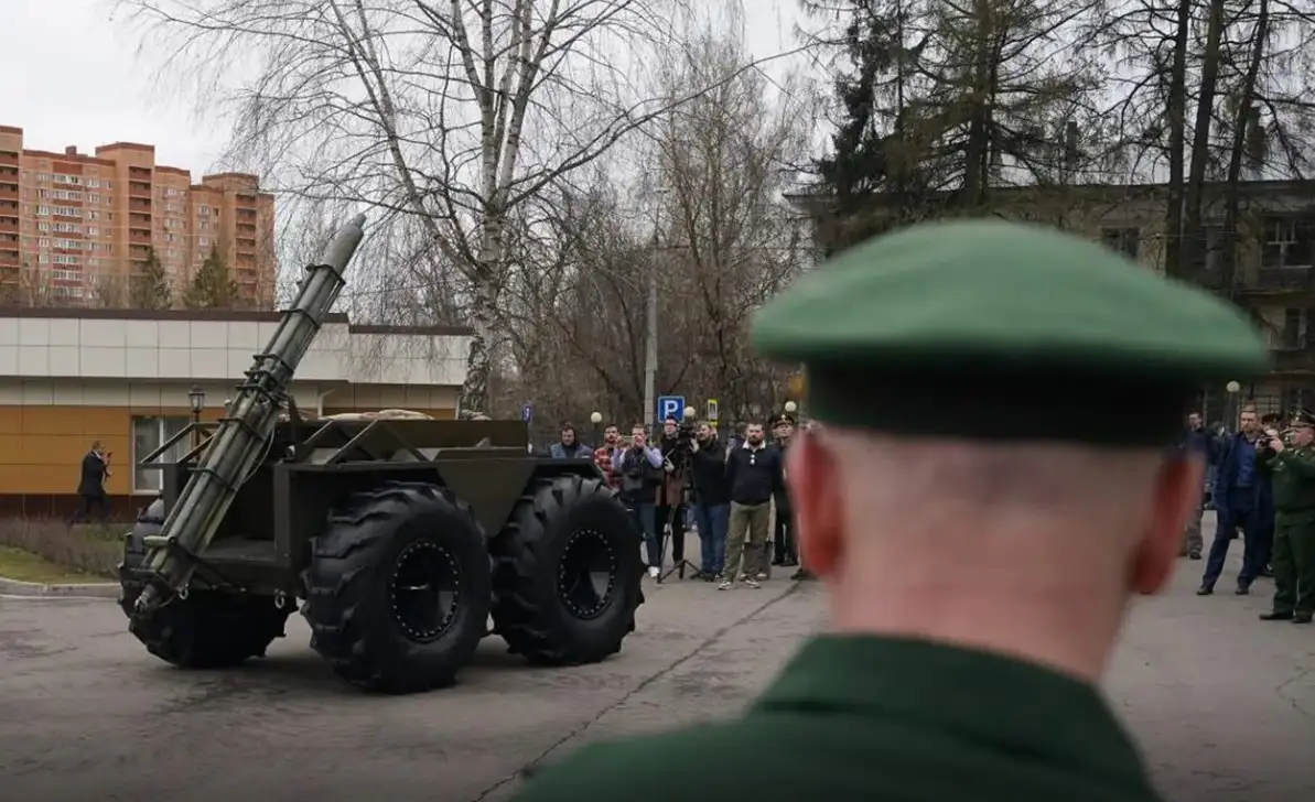 В РФ боевой робот "Челнок" наехал на военнослужащих во время демонстрации (видео)