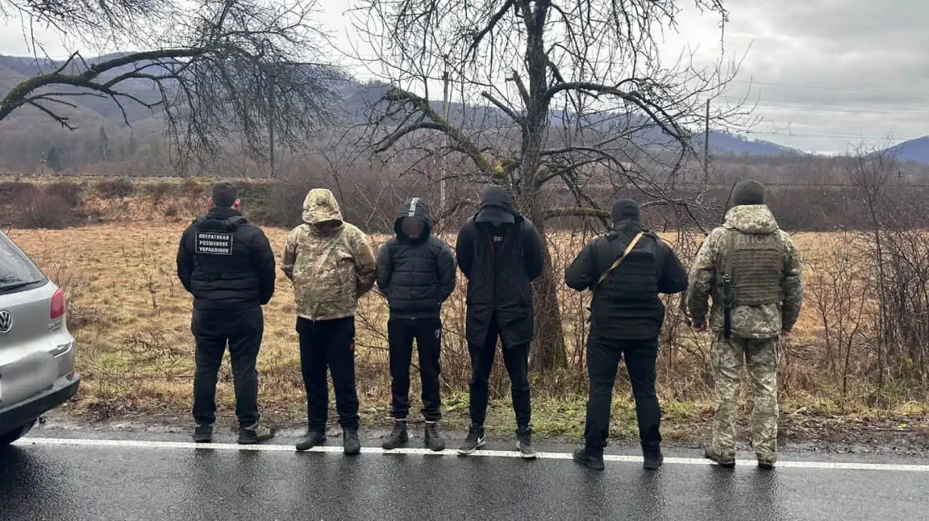 Щоб підвезти "клієнтів" до кордону, ділки доєднались до кортежу поховання загиблого воїна