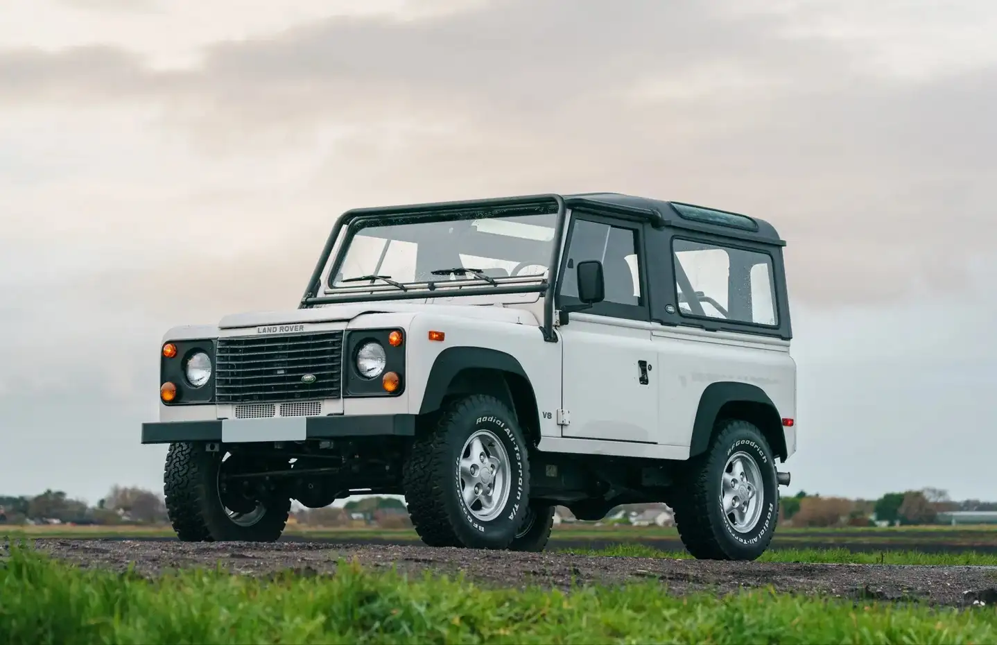 Капсула времени за $300 000: обнаружен 27-летний Land Rover с пробегом 2000 км (фото)