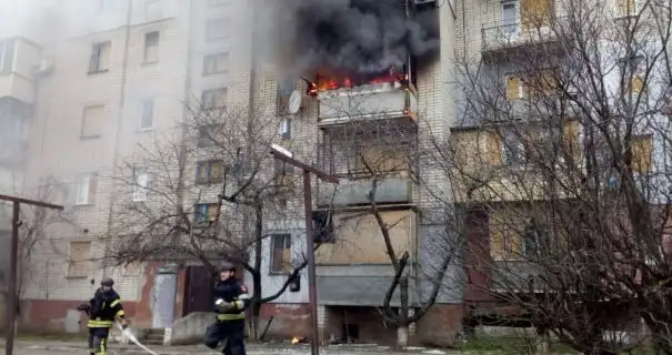 В Белозерке Херсонской области вражеский снаряд попал в многоэтажку