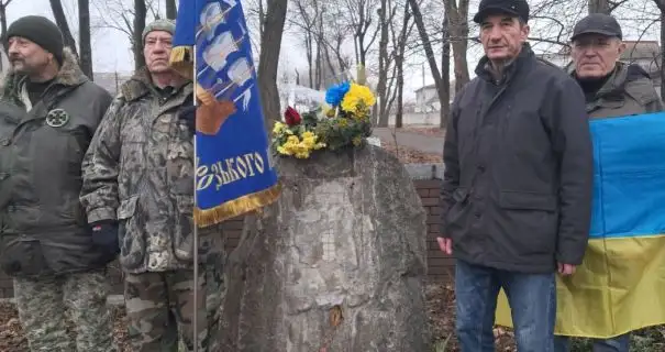 Вандалы в Днепре уничтожили памятную доску Вячеславу Чорноволу