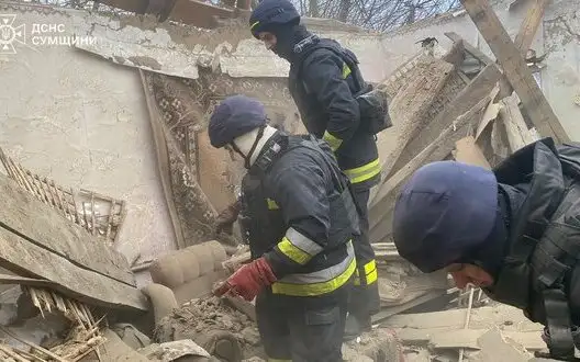 Russian Federation shells Sumy region: man’s body pulled from rubble. PHOTO