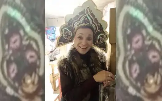 Russian volunteer from Perm, wearing kokoshnik, happily announces fundraising on crutches: "There are many wounded in legs. Hospital roared. We don’t have so many crutches!". VIDEO