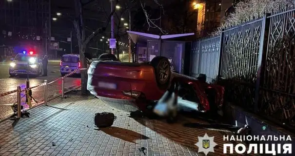 В Киеве во время комендантского часа пьяная водительница Tesla врезалась в бетонный забор: погибли 2 человека