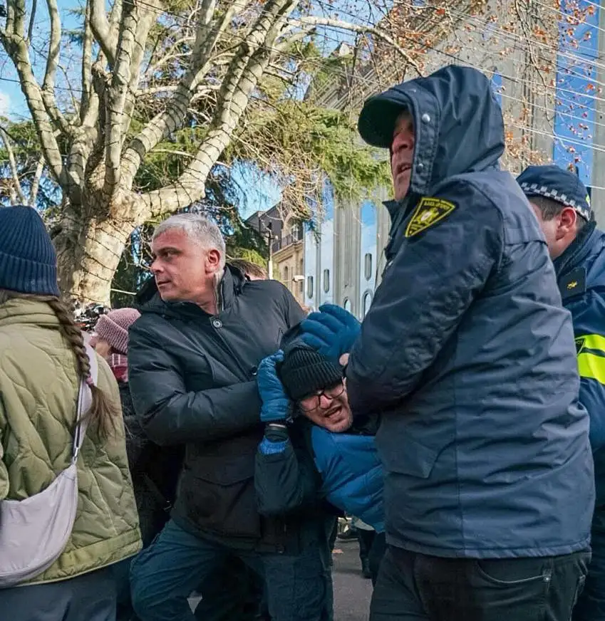 В Грузии начали задерживать митингующих после инаугурации Кавелашвили — видео