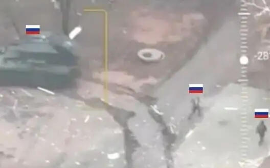 Russian tankers shooting at house where Russian infantrymen were hiding at close range. VIDEO