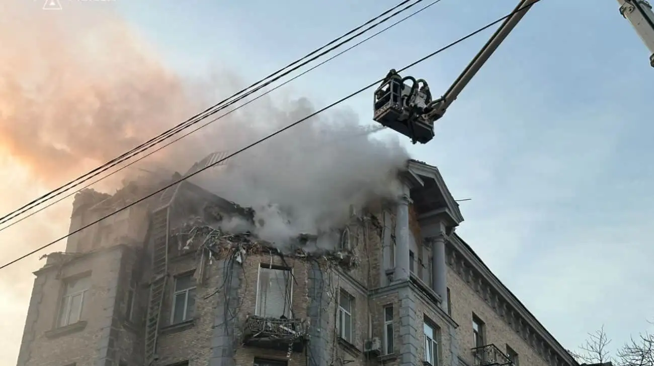 Drone wreckage falls on a residential building in Kyiv's Pecherskyi district: 3 people injured – photos