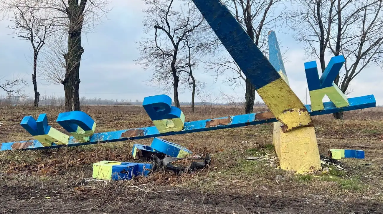 Росіяни зруйнували жовто-блакитну стелу на в’їзді в Покровськ 