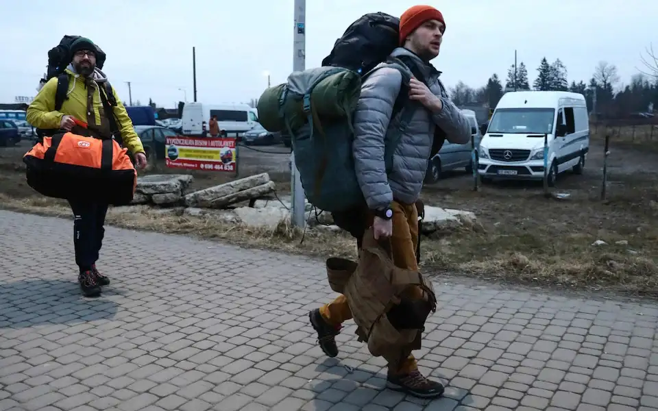 В Польше украинские мужчины начали получать фейковые повестки: что известно