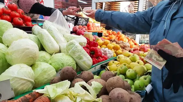 Запасайся сейчас, чтобы не переплачивать весной: зимой цены на овощи и фрукты вырастут еще на 15%