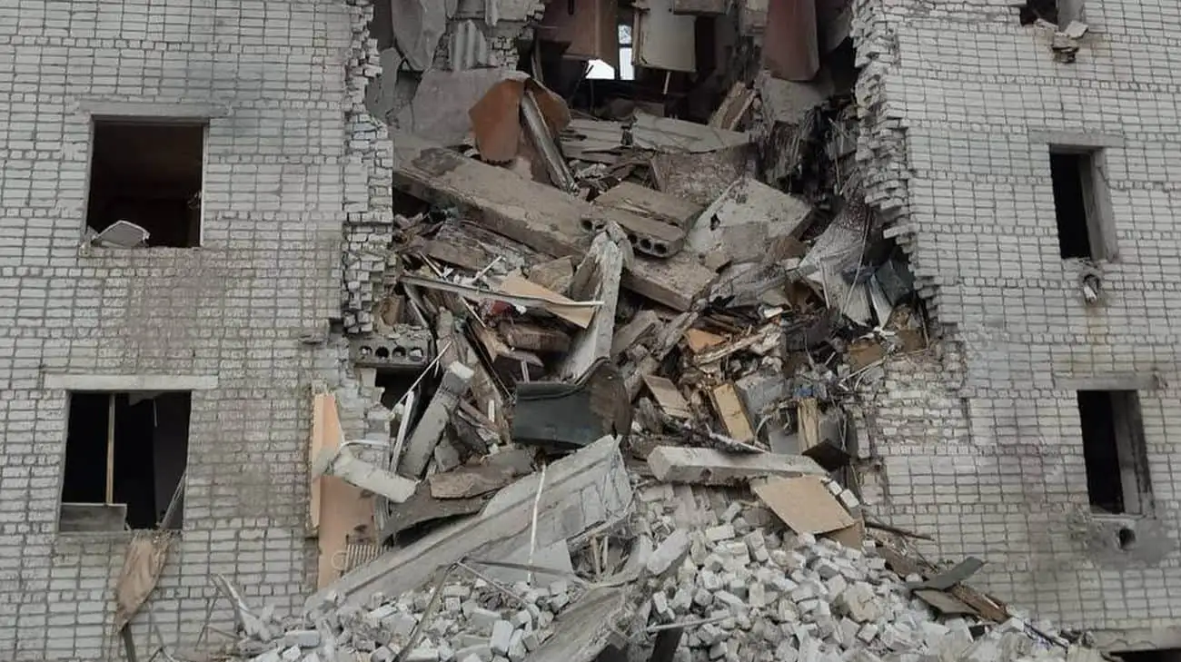 Russians strike apartment building in Sumy Oblast: there are wounded, people may be trapped under rubble – photo