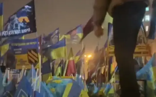 Young man tried to set fire to flags on Maidan in Kyiv: police are searching for him. VIDEO