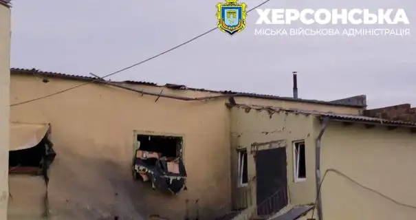 Окупанти з артилерії та безпілотників обстріляли селище на Херсонщині: наслідки