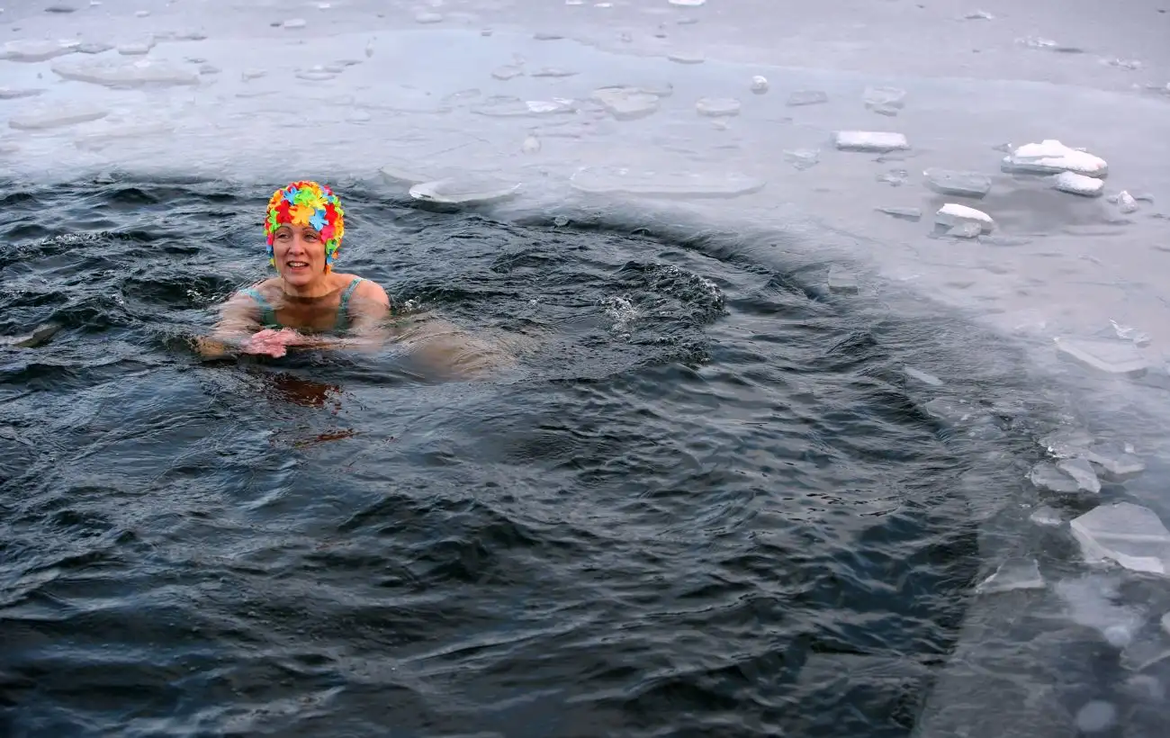 В одній з областей України заборонили пірнати в ополонку на Водохреще: в чому причина