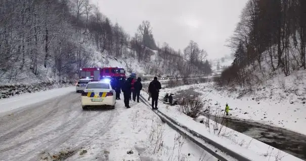 На Закарпатті авто злетіло в річку: загинула жінка, її тіло віднесло по течії