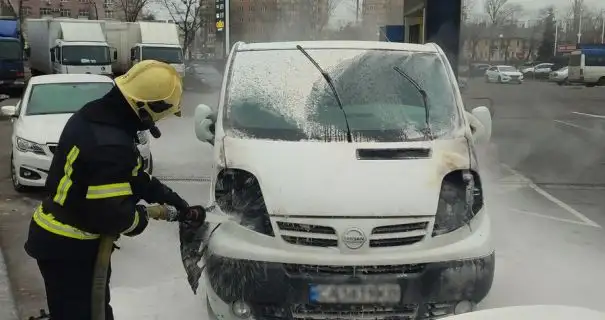 У Києві на території АЗС загорівся мікроавтобус