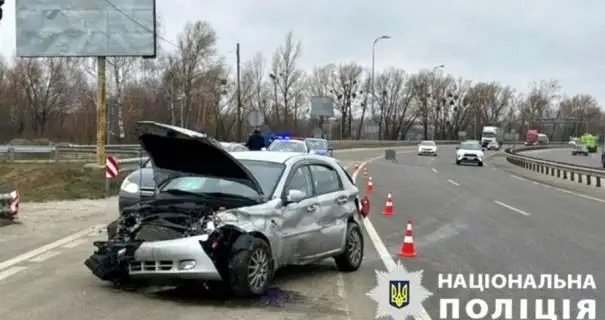 На Киевщине Chevrolet врезался в отбойник: пострадала пассажирка авто