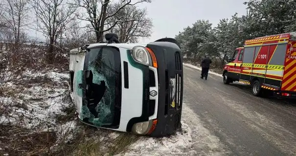 На Закарпатье микроавтобус врезался в дерево и перевернулся: есть пострадавшие