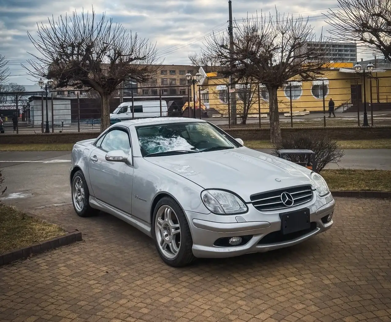 Мощный раритет: в Киеве заметили лимитированный спорткар Mercedes 2000-х (фото)