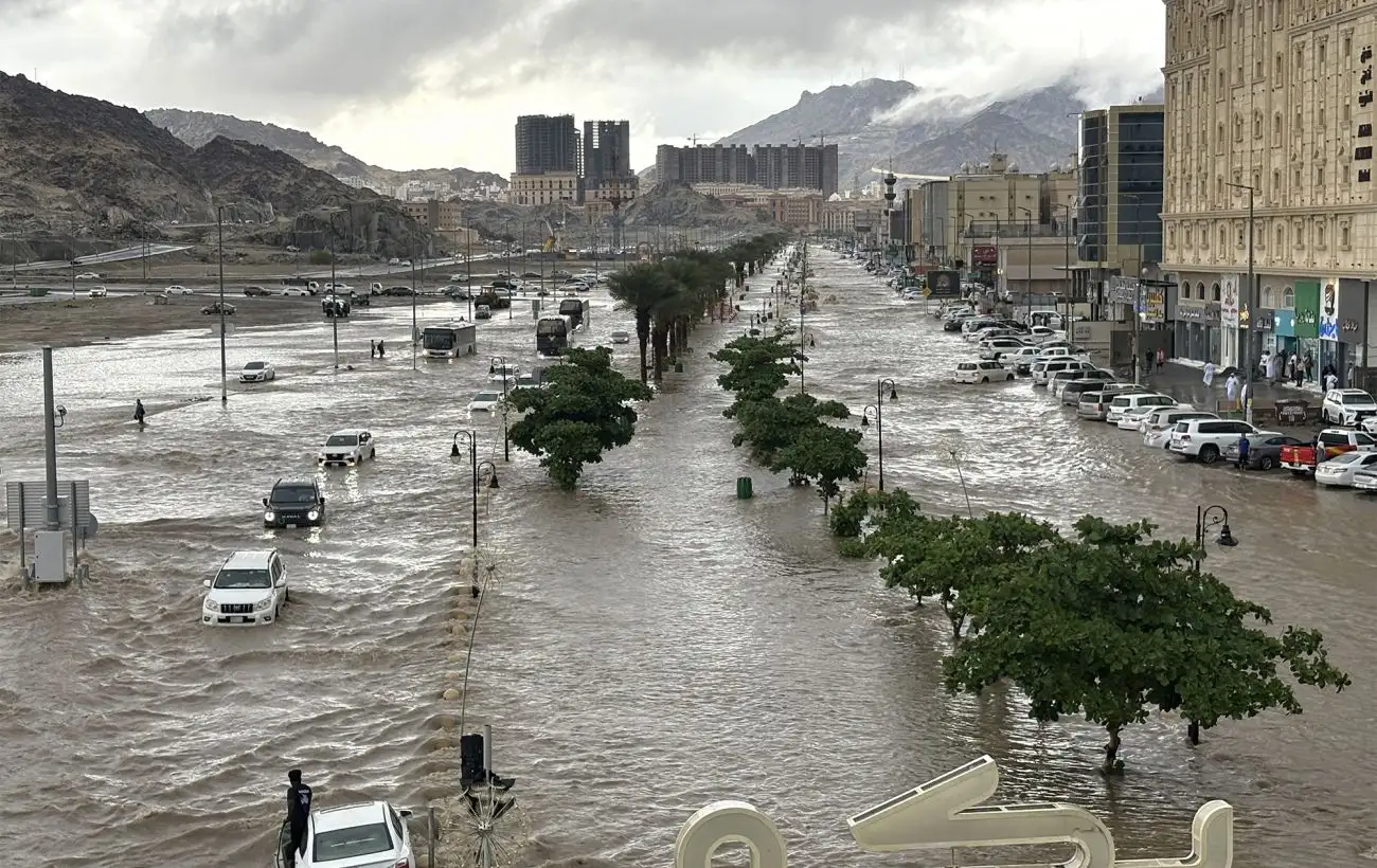 Под воду уходит город Мекка: Саудовскую Аравию накрыло масштабное наводнение