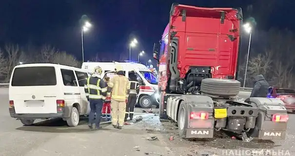 У Вінниці мінівен врізався у вантажівку: є загиблий