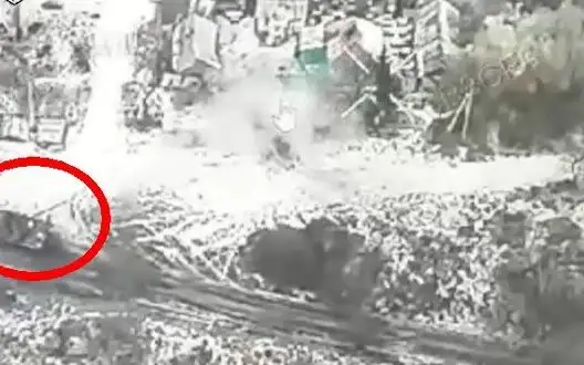 Crew of Ukrainian tank uses direct fire from short distance to destroy positions of occupiers. VIDEO