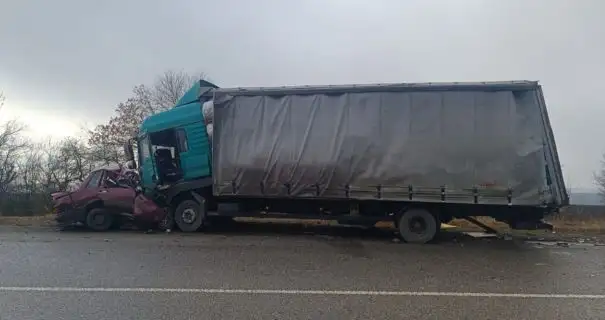 На Черкащині на трасі легковик влетів під вантажівку: троє загиблих