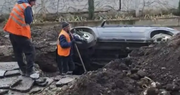 В Днепре через яму на дороге перевернулся автомобиль