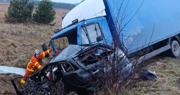 На Львівщині Mazda зіткнулася з вантажівкою: загинув чоловік, постраждали два чотирирічні хлопчики