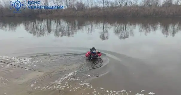 На Черниговщине продолжаются поиски мальчика, провалившегося под лед вместе с дедушкой