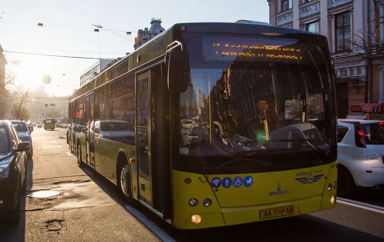 У Києві через аварію на теплотрасі змінили рух транспорту: де саме та як