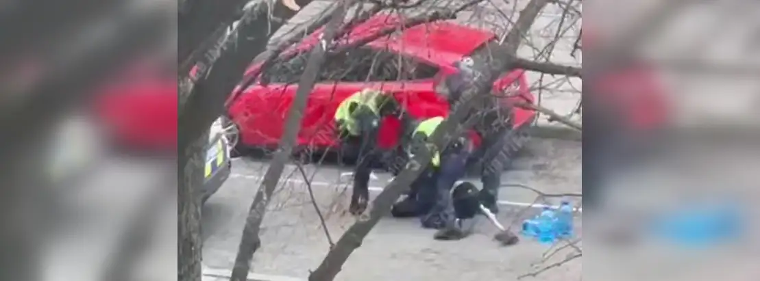 В Киеве полицейские повалили на землю ветерана войны с протезом ноги, — соцсети (видео)