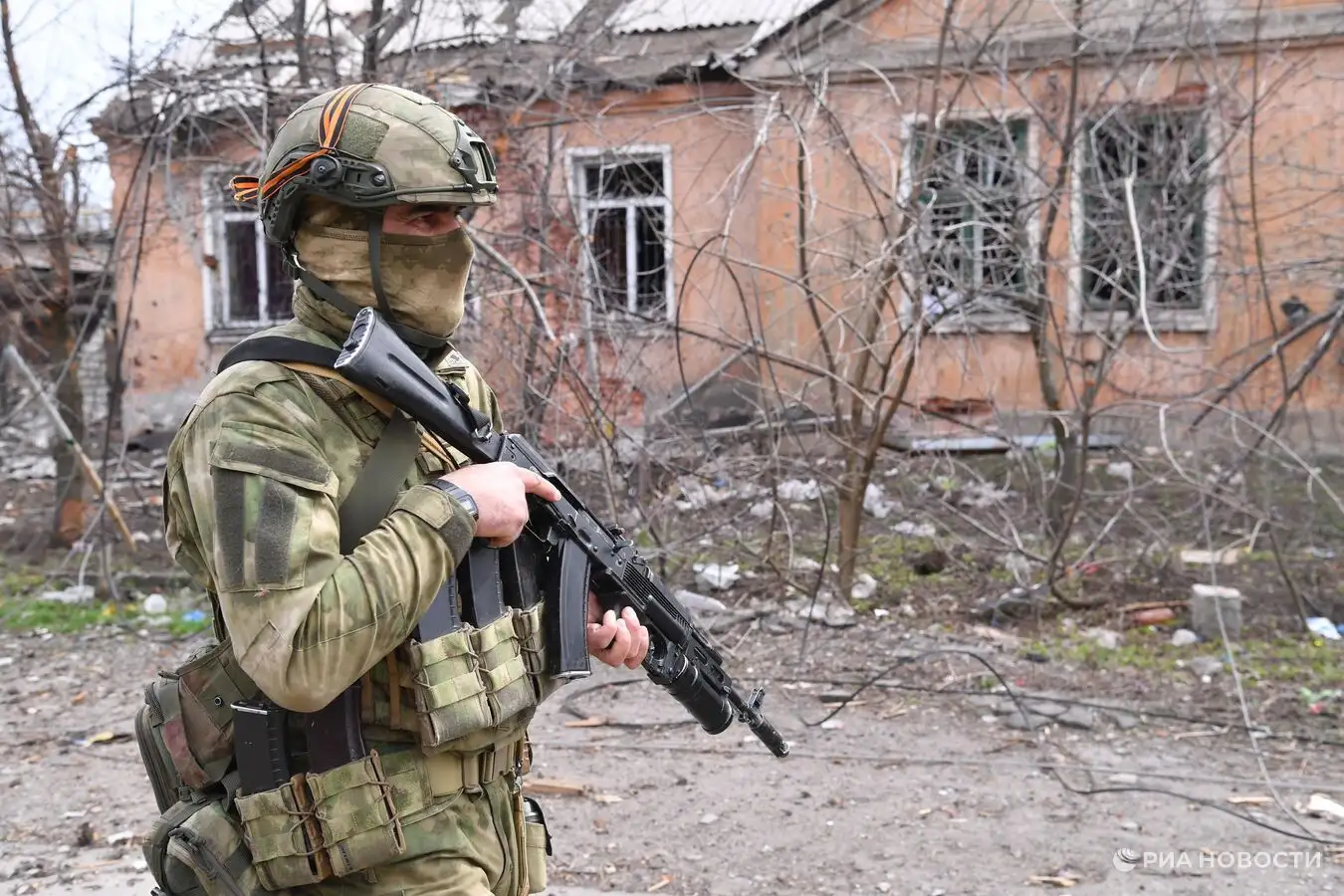 "Кадыровец" провалился в канализацию, стреляя в воздух (видео)