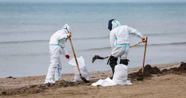 Разлив мазута в Черном море: есть ли угроза одесскому побережью