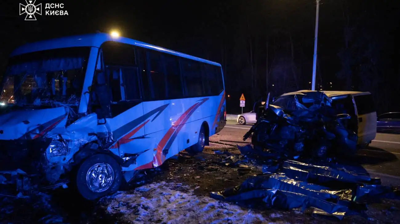 У Києві маршрутка зіткнулася з мінівеном: 2 загиблих, 9 постраждалих