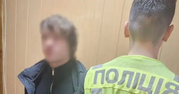 Поліція розшукала хлопця, який намагався спалити прапорці на Майдані Незалежності у Києві