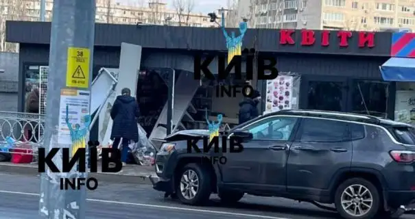 В Киеве автомобиль влетел в киоск