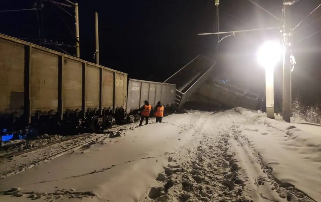 В Бурятии более 20 вагонов поезда сошли с рельсов