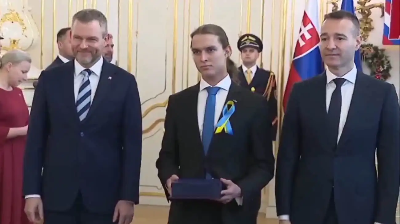 Slovak student wearing Ukrainian symbol refuses to shake hands with president – video