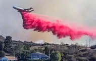 Пожарные самолеты окрашивают Лос-Анджелес в розовый цвет